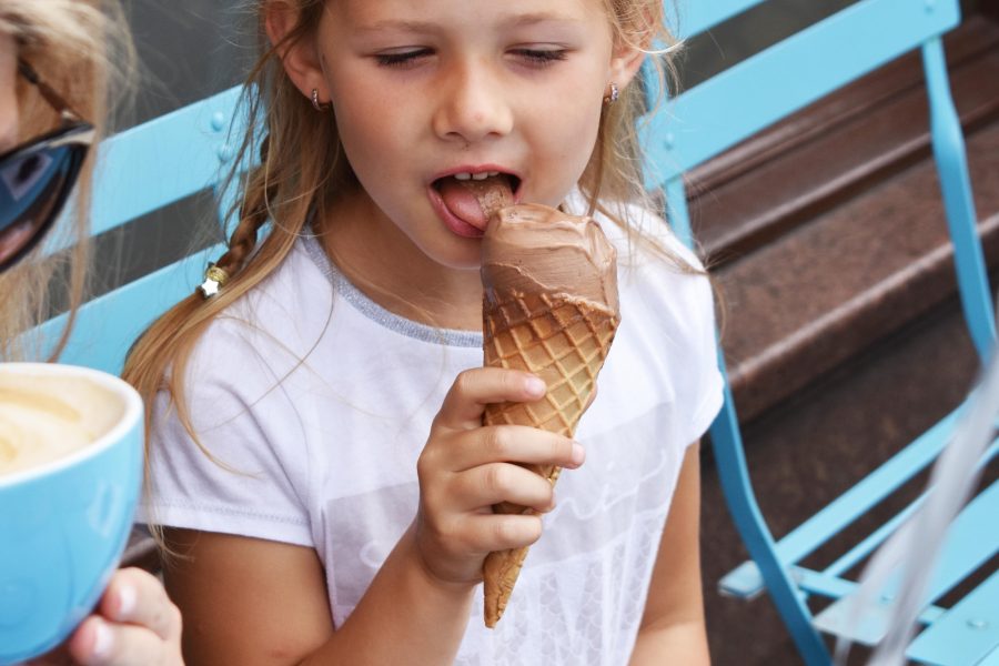 Gelato_niña que come helado